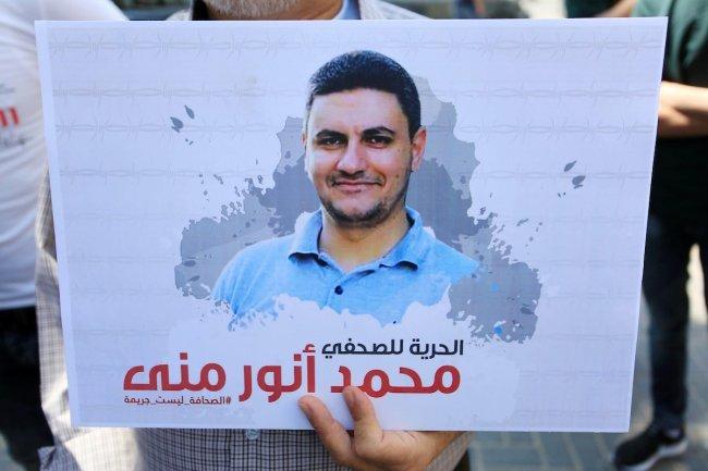 الاحتلال يحول الصحفي محمد منى للاعتقال الإداري