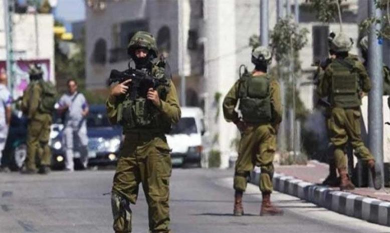 قوات الاحتلال تلصق شارات دعائية لحزب "الليكود" على مركبات فلسطينية شرق رام الله قوات الاحتلال تلصق شارات دعائية لحزب "الليكود" على مركبات فلسطينية شرق رام الله