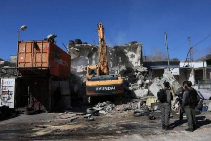 الاحتلال يهدم منزلا ومحلا تجاريا في بلدة سلوان بالقدس المحتلة