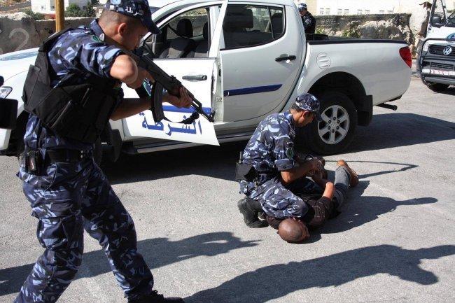 الشرطة تقبض على متهم بالنصب بمليون شيقل وصادر بحقه 16 أمر حبس