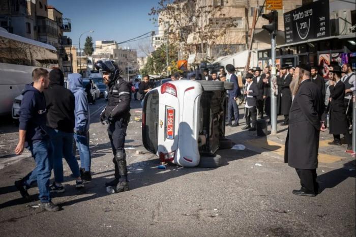 إصابة 10 من شرطة الاحتلال وتحطيم دوريات خلال احتجاجات للمستوطنين "الحريديم" إصابة 10 من شرطة الاحتلال وتحطيم دوريات خلال احتجاجات للمستوطنين "الحريديم"