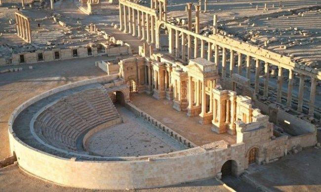 &quot;داعش&quot; يدمّر واجهة المسرح الروماني الأثري التاريخية في تدمر