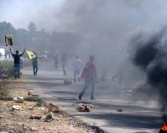 خمسون إصابة في مواجهات مع جنود الاحتلال أمام سجن عوفر