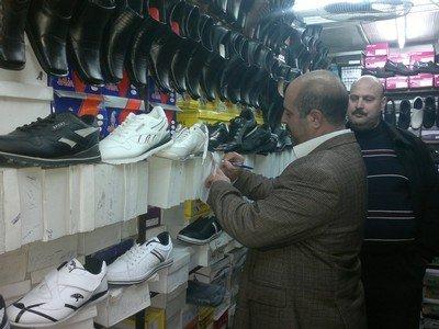 وزارة الاقتصاد الوطني تلاحق الاحذية المقلدة وتتحفظ على كمية منها في الخليل ونابلس وزارة الاقتصاد الوطني تلاحق الاحذية المقلدة وتتحفظ على كمية منها في الخليل ونابلس