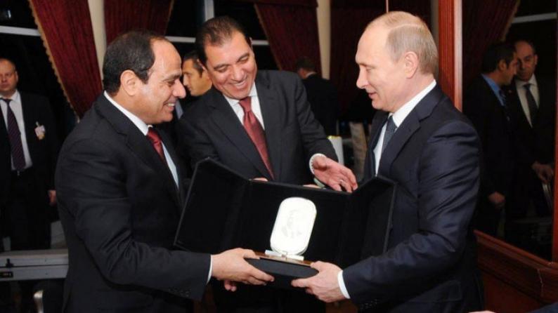 في زيارته &quot;التاريخية&quot; لمصر.. بوتين يهدي السيسي &quot;كلاشينكوف&quot;