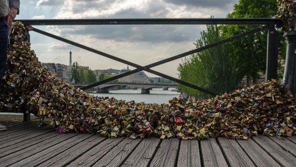 انهيار جزء من جسر &quot;أقفال الحب&quot; في باريس