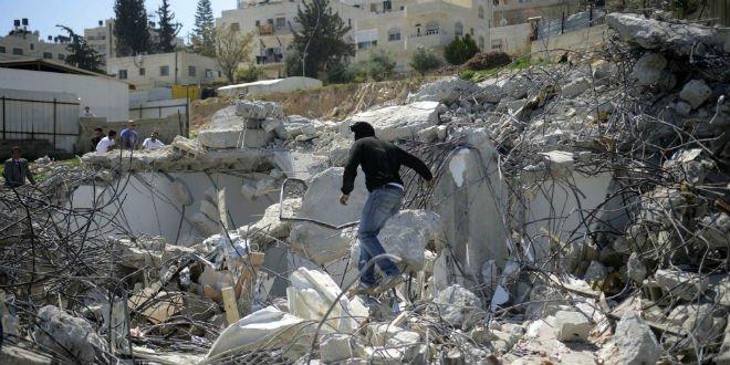 رام الله: جرافات الاحتلال تهدم منزلاً في قرية النبي صالح
