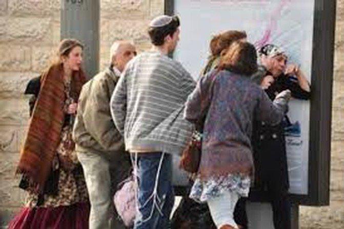 في القدس.. مستوطن يعتدي على فتاة ووالدتها ويخلع حجابها في القدس.. مستوطن يعتدي على فتاة ووالدتها ويخلع حجابها