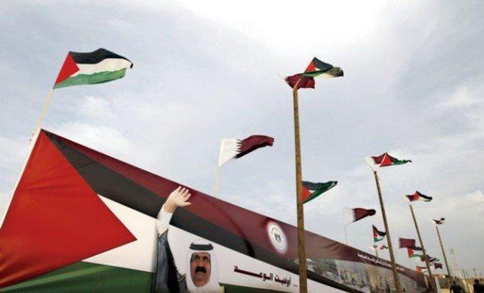 الشارع الفلسطيني ينقسم حول السياسة القطرية
