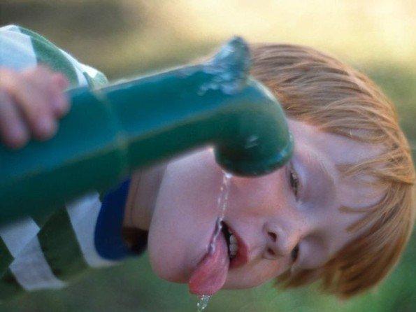 طفل في الـ4 من عمره يشرب 20 ليتراً من الماء يومياً!