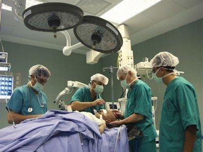 بروفيسور ألماني يجري 23 عملية جراحة دماغ وعمود فقري في المجمع الطبي برام الله