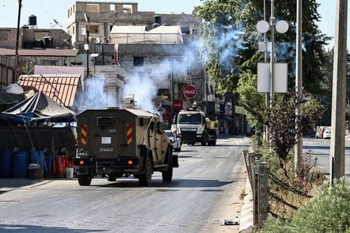 الاحتلال يطلق قنابل الغاز تجاه مركبات المواطنين عند حاجز جبع الاحتلال يطلق قنابل الغاز تجاه مركبات المواطنين عند حاجز جبع