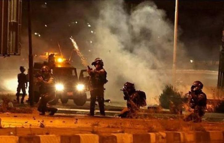 إصابات بالاختناق خلال اقتحام الاحتلال بلدة ترقوميا غرب الخليل إصابات بالاختناق خلال اقتحام الاحتلال بلدة ترقوميا غرب الخليل