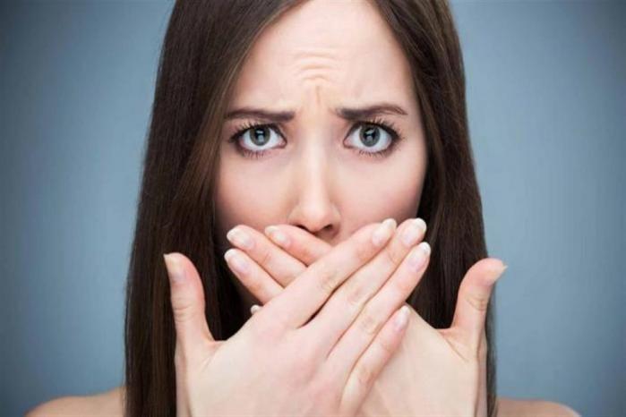طبيب أسنان يحذر من مشروب شائع مرتبط برائحة الفم الكريهة!