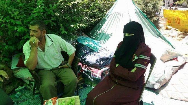 أسيرة محررة تعتصم في رام الله رفضاً لقطع راتبها أسيرة محررة تعتصم في رام الله رفضاً لقطع راتبها