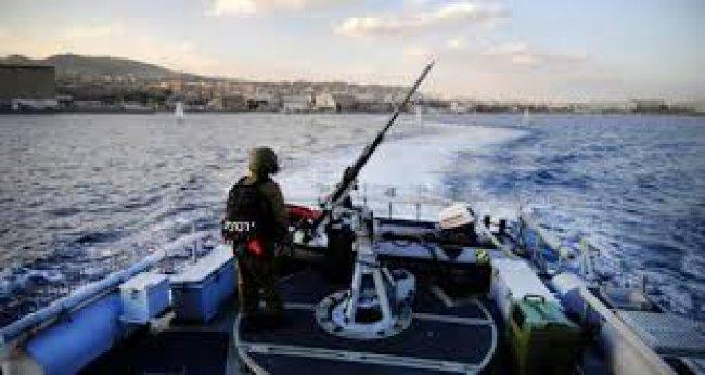 الاحتلال يستهدف مراكب الصيادين قبالة شواطئ خان يونس