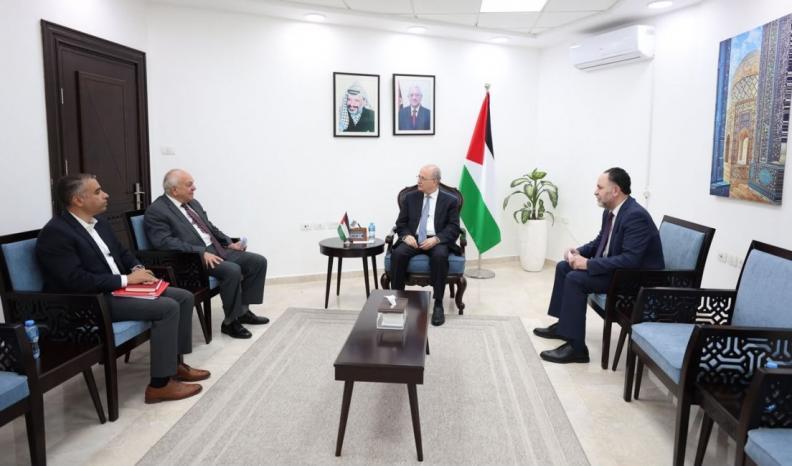 رئيس الوزراء يلتقي وفد مصلحة مياه محافظة القدس ويشيد بجهود طواقمها رئيس الوزراء يلتقي وفد مصلحة مياه محافظة القدس ويشيد بجهود طواقمها