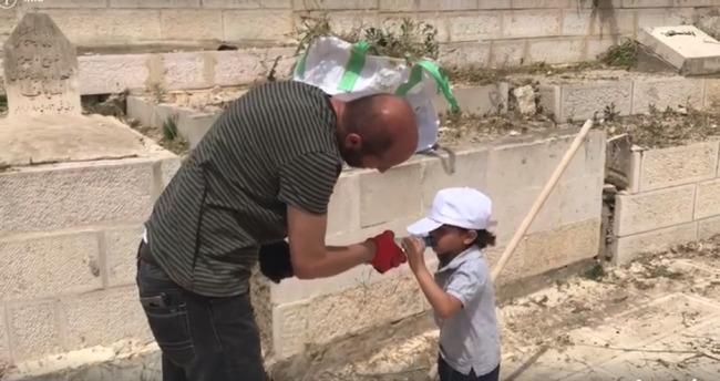 طفل متطوع ينظف حدائق وباحات المسجد الاقصى استعداداً لشهر رمضان