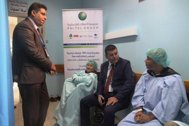 غزة.. مجموعة الاتصالات تقوم بمتابعة العمليات الجراحية لمرضى العيون المستفيدين من منحتها