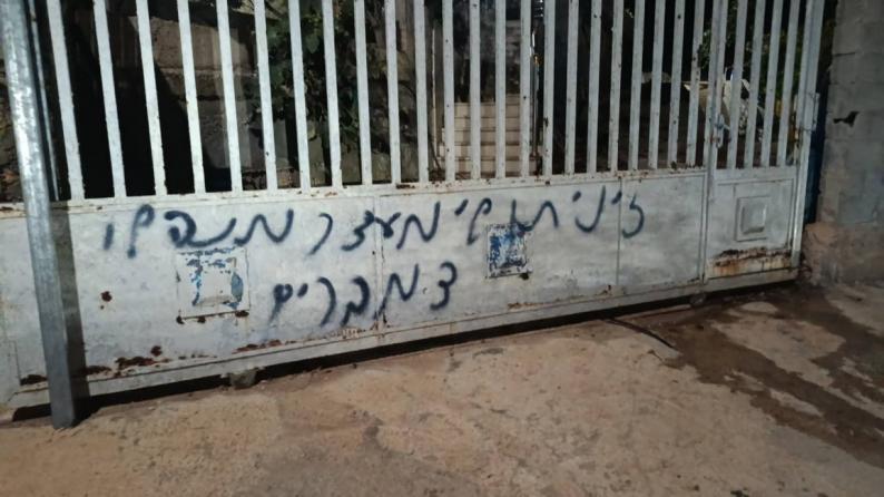 مستوطنون يهاجمون منازل المواطنين في دير نظام ويحرقون مركبات لصحفيين أجانب في المغير