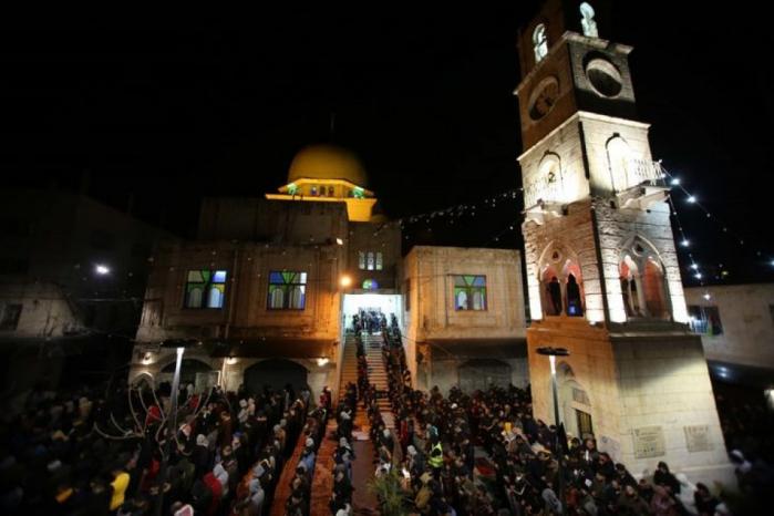 الآلاف يشاركون بصلاة &quot;الفجر العظيم&quot; في نابلس نصرة للقدس وغزة