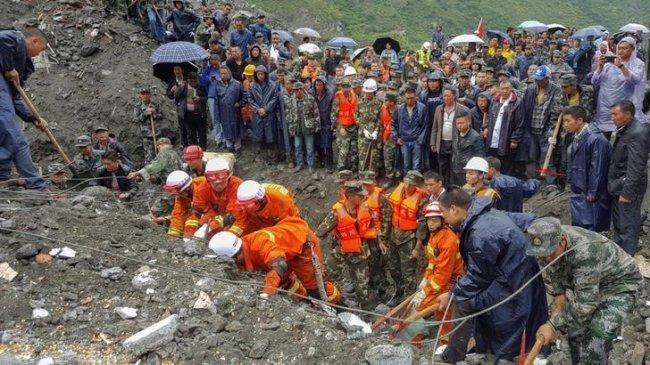 141 شخصا ربما دفنهم الانهيار الأرضي في الصين