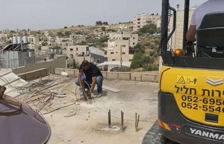 فيديو | الاحتلال يجبر المواطن فرج دبش على هدم منزله في القدس