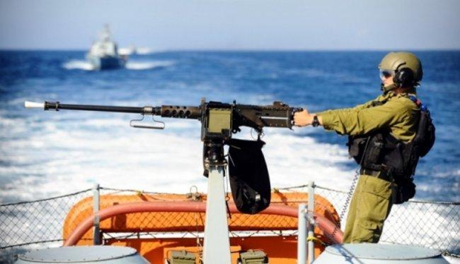 الاحتلال يستهدف الصيادين في بحر دير البلح