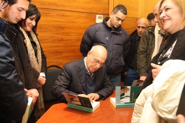 نبيل شعث يوقّع كتابه &quot;حياتي من النكبة إلى الثورة&quot; في متحف محمود درويش