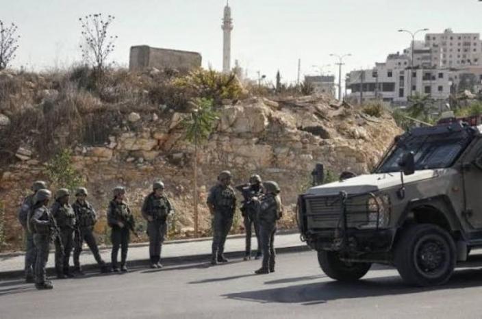 الاحتلال يعتدي على المواطنين والتجار ويحطم مركباتهم على مدخل بني نعيم شرق الخليل