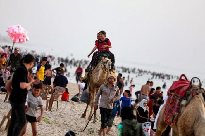 علاقة الغزيين ببحرهم الملوث تنتعش صيفاً في المدينة المتعَبة علاقة الغزيين ببحرهم الملوث تنتعش صيفاً في المدينة المتعَبة