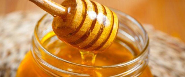 كيف تميّز العسل الأصلي في 3 خطوات؟