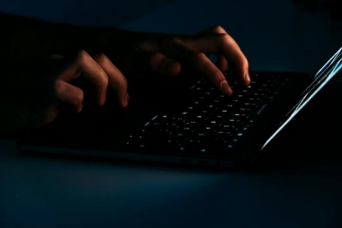 قانون الجرائم الإلكترونية: حين يتحول تنظيم الفضاء الرقمي إلى أداة لتقييد النشطاء والصحفيين قانون الجرائم الإلكترونية: حين يتحول تنظيم الفضاء الرقمي إلى أداة لتقييد النشطاء والصحفيين