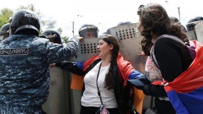 المظاهرات في أرمينيا تطيح برئيس الوزراء
