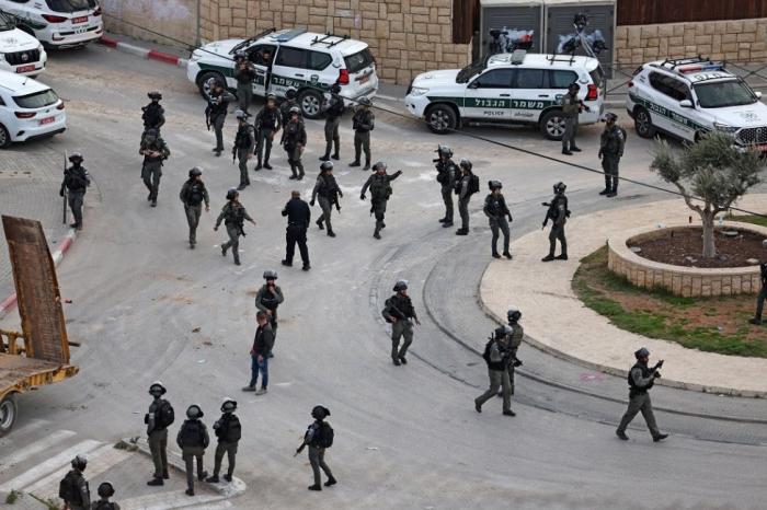 القدس: الاحتلال يقتحم بلدتي أبو ديس وعناتا القدس: الاحتلال يقتحم بلدتي أبو ديس وعناتا