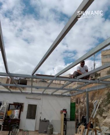 الاحتلال يجبر مقدسيا على هدم منزله في سلوان جنوب المسجد الأقصى الاحتلال يجبر مقدسيا على هدم منزله في سلوان جنوب المسجد الأقصى