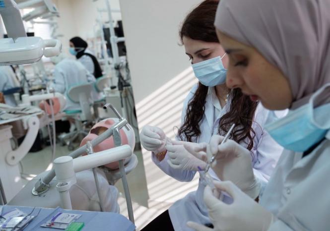 الجامعة العربية الأمريكية تنظم دورة تدريبية متقدمة في المعالجة اللبية لأطباء اسنان من مختلف المدن في الضفة والداخل الفلسطيني الجامعة العربية الأمريكية تنظم دورة تدريبية متقدمة في المعالجة اللبية لأطباء اسنان من مختلف المدن في الضفة والداخل الفلسطيني