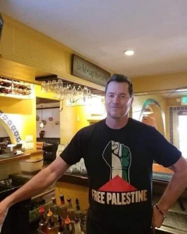 بيلامار.. أمريكي يدعم القضية الفلسطينية في مطعمه.. وهذا ما قاله