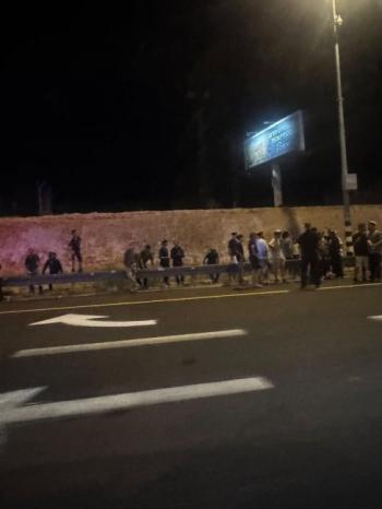 مستوطنون يهاجمون منازل ويعتدون على مواطنين في حلحول والاحتلال يعتقل آخرين بالخليل مستوطنون يهاجمون منازل ويعتدون على مواطنين في حلحول والاحتلال يعتقل آخرين بالخليل