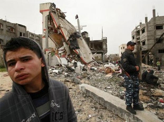 اسرائيل تخرق التهدئة بعد قصف ورشة لصناعة الخيزران بغزة