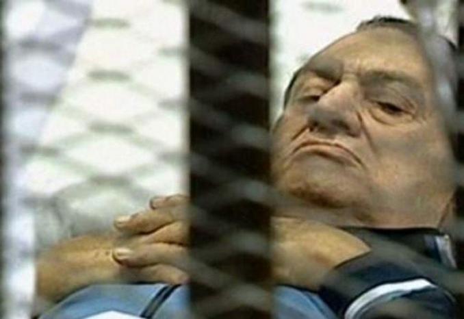 التلفزيون المصري: اصابة مبارك بأزمة صحية حادة لدى وصوله الى سجن طرة