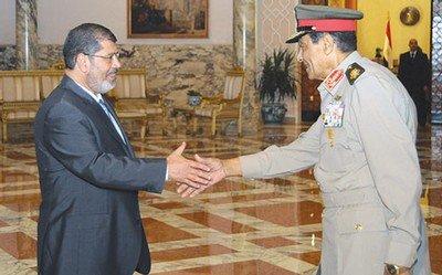 مرسي يحيل طنطاوي وعنان إلى التقاعد
