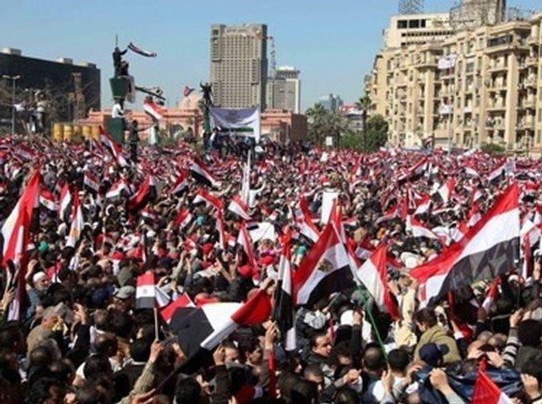 آلاف المصريين يطالبون بإسقاط النظام