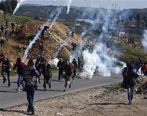 إصابة عدد من المواطنين بمواجهات مع الاحتلال في الخليل
