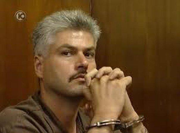 عباس السيد.. 12 عاماً وقصاصات من صور قطط وحمام - فؤاد الخفش