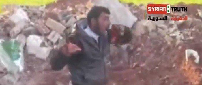 فيديو صادم ... احد افراد الجيش الحر يقتلع قلب جندي سوري ويأكله