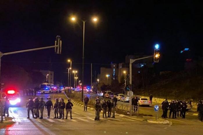 إصابة 23 مواطنا في بيت حنينا والاحتلال يغلق القدس
