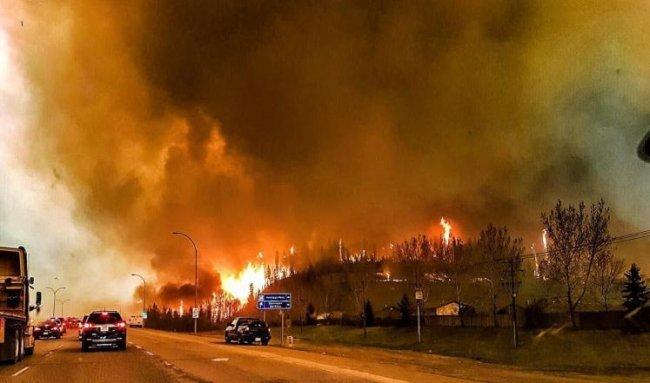 النيران تلتهم مدينة كندية أخليت من سكانها
