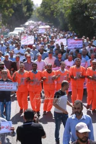 موظفو الأونروا في غزة يرتدون زي الاعدام