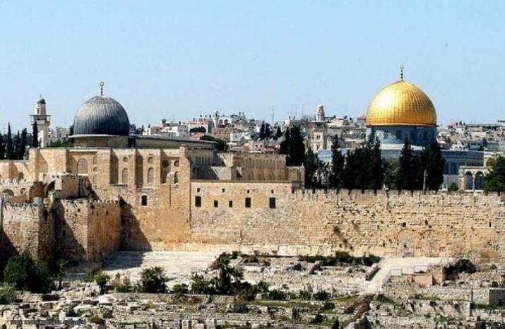بلدية الاحتلال تعتدي على صلاحيات الأوقاف الأردنية وترمم أسوار الأقصى